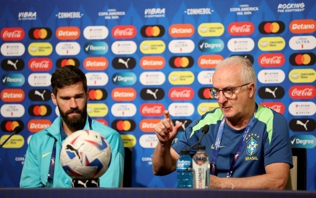 Dorival Junior (esquerda) e Alisson durante a coletiva de imprensa antes do jogo entre Brasil e Colômbia.