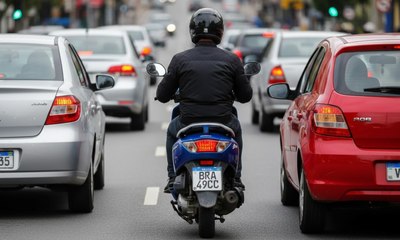 Placa vendida na internet como decoração é flagrada 5.923 vezes em moto no ES