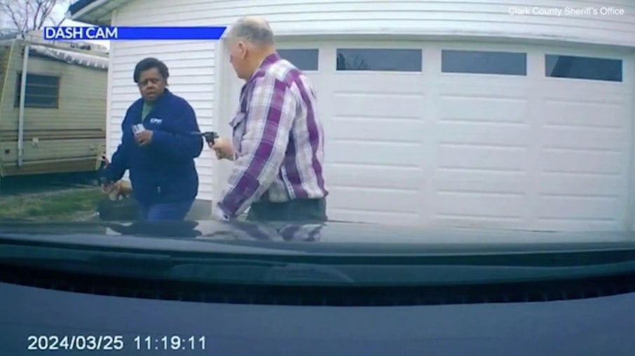 William Brock, 81, aponta uma arma para a motorista do Uber, Loletha Hall, depois de receber um telefonema fraudulento sobre a entrega de um pacote
