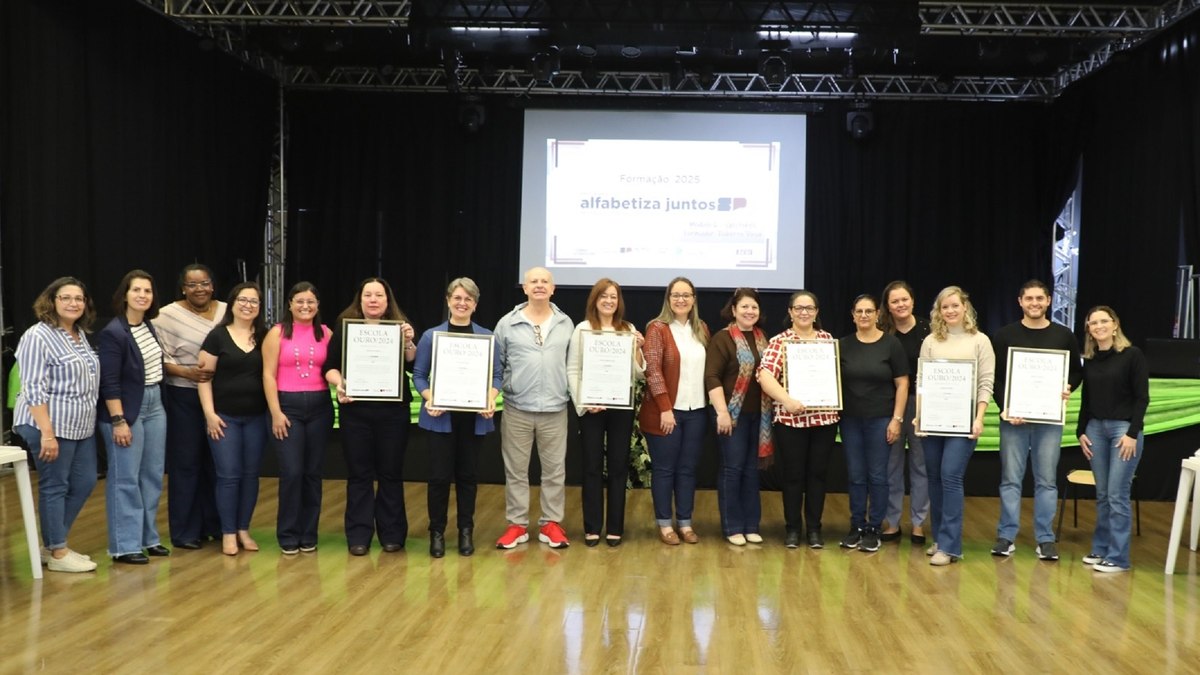 Premiação destaca o desempenho das escolas na alfabetização dos alunos dos primeiros anos do Ensino Fundamental Premiação destaca o desempenho das escolas na alfabetização dos alunos dos primeiros anos do Ensino Fundamental