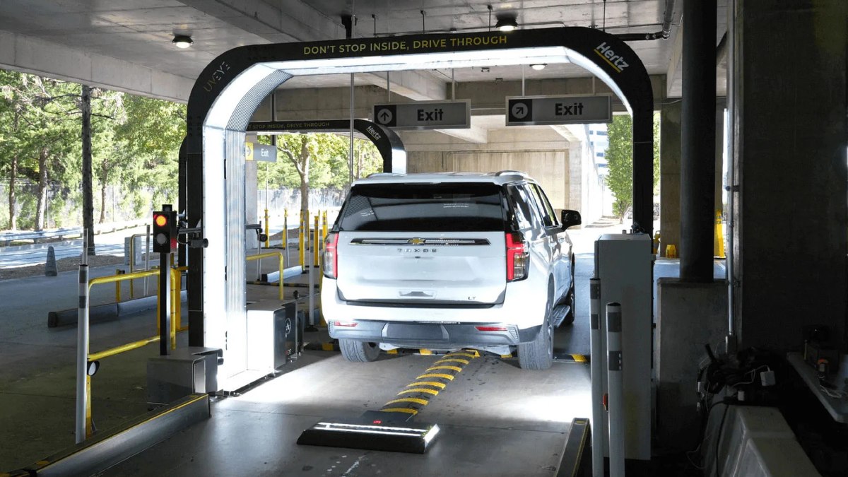 Clientes que alugam em alguns aeroportos dos EUA passarão pelos scanners de IA da Hertz ao retirar e devolver seus carros Clientes que alugam em alguns aeroportos dos EUA passarão pelos scanners de IA da Hertz ao retirar e devolver seus carros