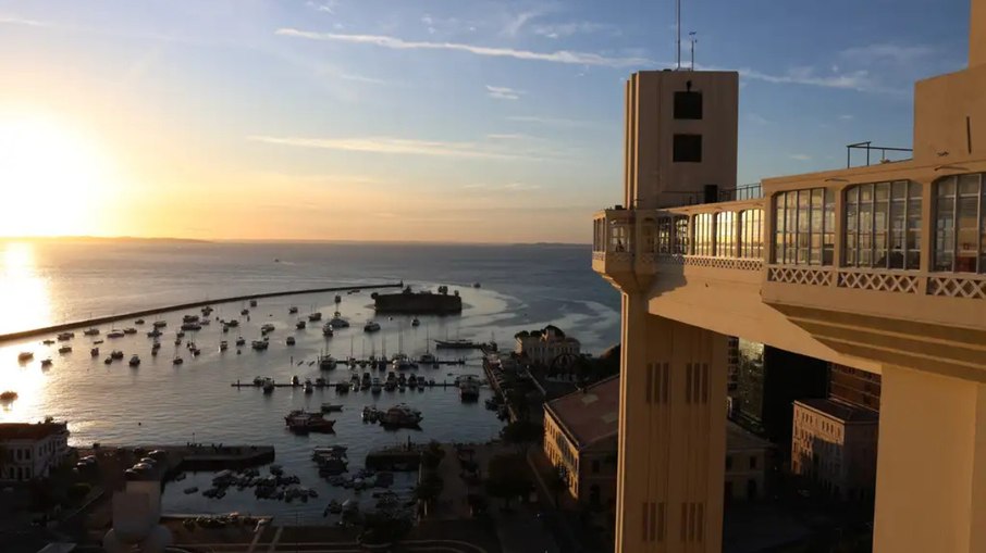 Vista da Baía de Todos os Santos e do elevador Lacerda no Pelourinho, centro histórico de Salvador Vista da Baía de Todos os Santos e do elevador Lacerda no Pelourinho, centro histórico de Salvador