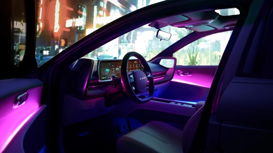 Ioniq 6 2023 tem interior futurista, com luz ambiente que muda de cor com ajuda de filetes de LED até nas laterais