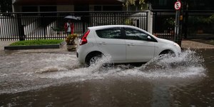 Saiba o que fazer se seu carro ficar preso em uma enchente