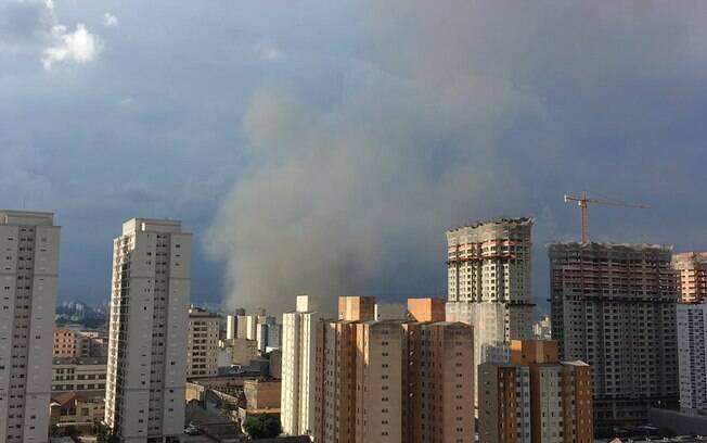 Incêndio de grandes proporções atinge um edifício comercial no bairro do Brás, no centro da capital paulista