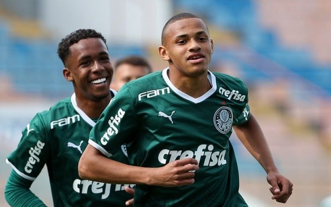 Com dois gols de Jhon Jhon, Palmeiras bate o Botafogo e assume a liderança do Brasileirão sub-20