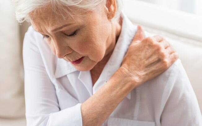 Ortopedista explica duas condições que podem causar dor nos ombros e quais os tratamentos indicados em cada caso