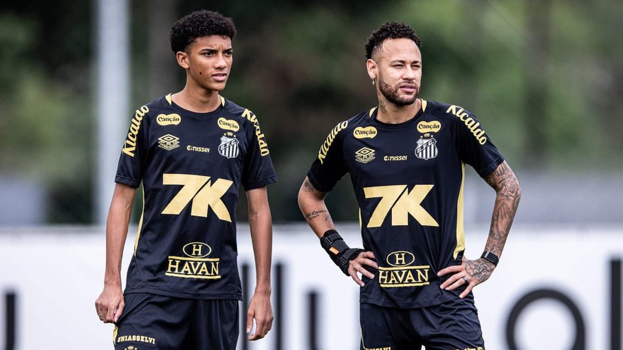 Neymar se irrita em treino e dá rasteira em Robinho Jr.