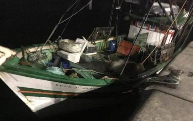 Barco em que foram encontradas drogas e arma da Baía de Guanabara