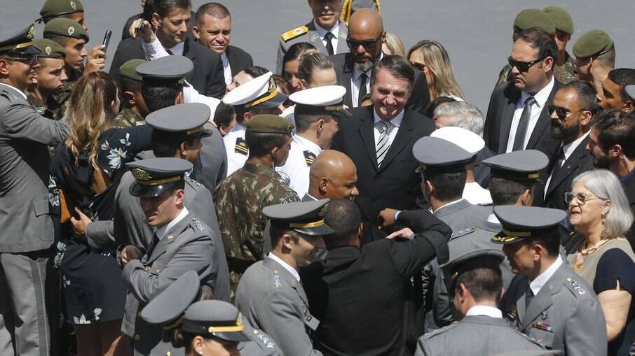 Bolsonaro cercado de militares