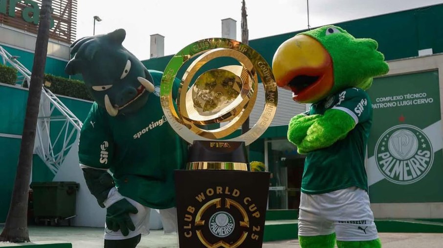 Taça do Mundial de Clubes com os mascotes palmeirenses Taça do Mundial de Clubes com os mascotes palmeirenses