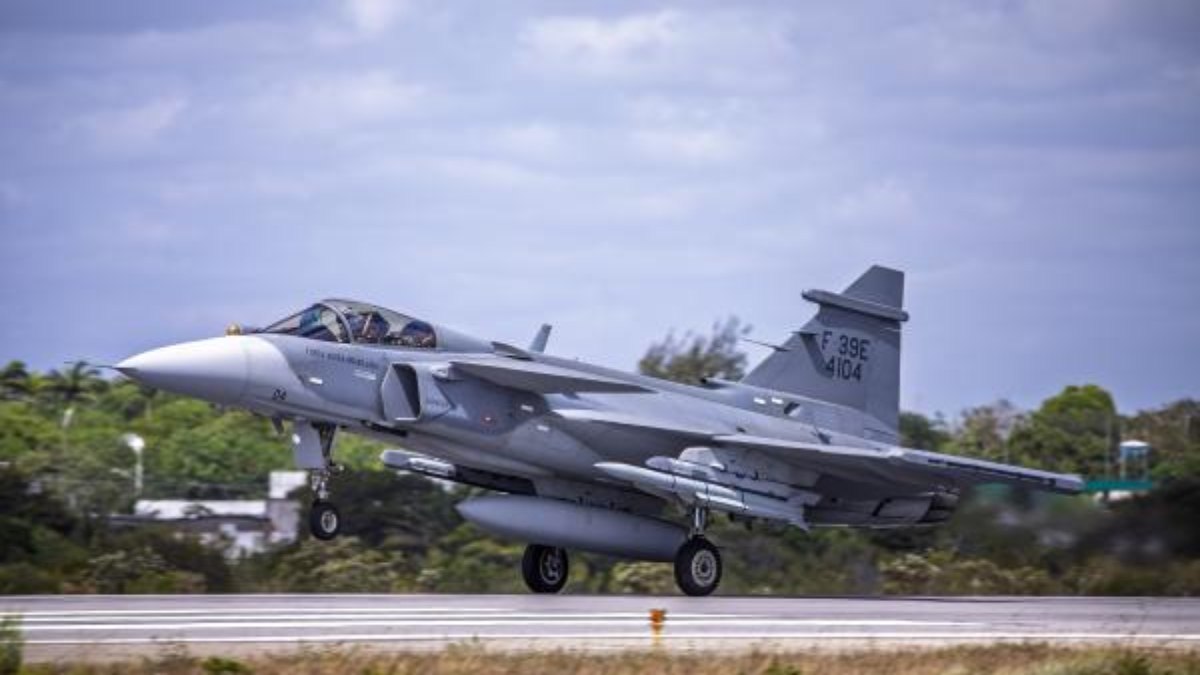 Míssil Meteor equipado ao caça F-39E Gripen