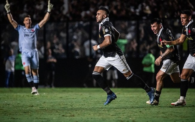 Payet comemora gol de falta no último duelo entre Vasco e América