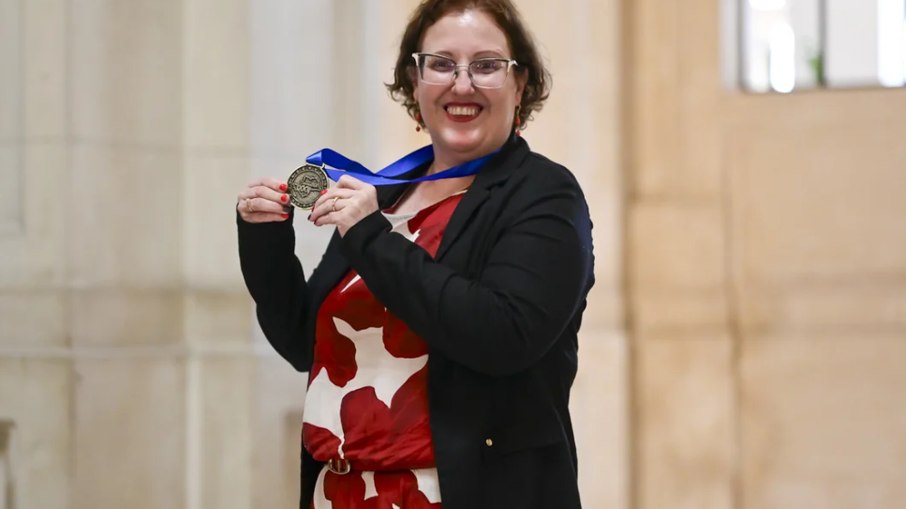 Daniela recebeu uma medalha na 1ª edição do Prêmio Professor Nota 1.000 Daniela recebeu uma medalha na 1ª edição do Prêmio Professor Nota 1.000