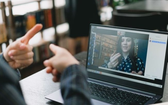 Projeto brasileiro traduz Libras simultaneamente com IA