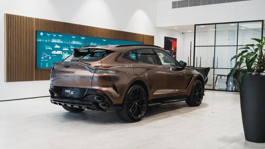 Traseira do Aston Martin DBX S exibe escapamentos quádruplos e elementos exclusivos da versão