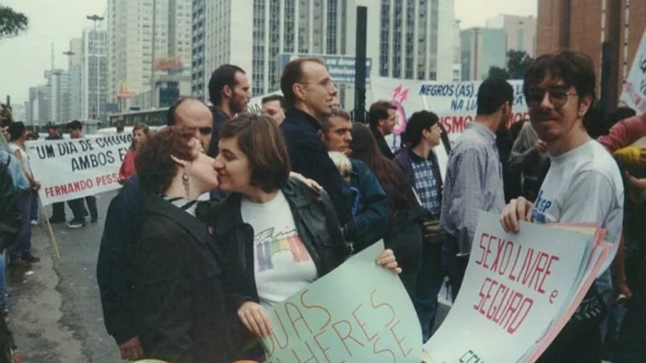 A primeira parada LGBT de São Paulo aconteceu na praça Roosevelt, em 1997, e reuniu em torno de 500 pessoas, segundo a polícia da época 