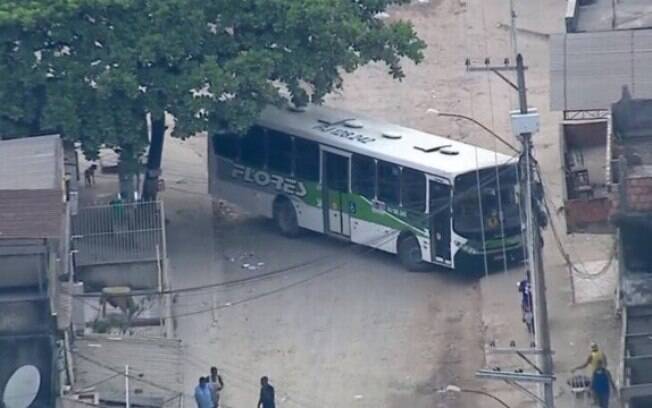 Motoristas denunciam leis próprias criadas por traficantes na Baixada Fluminense Motoristas denunciam leis próprias criadas por traficantes na Baixada Fluminense