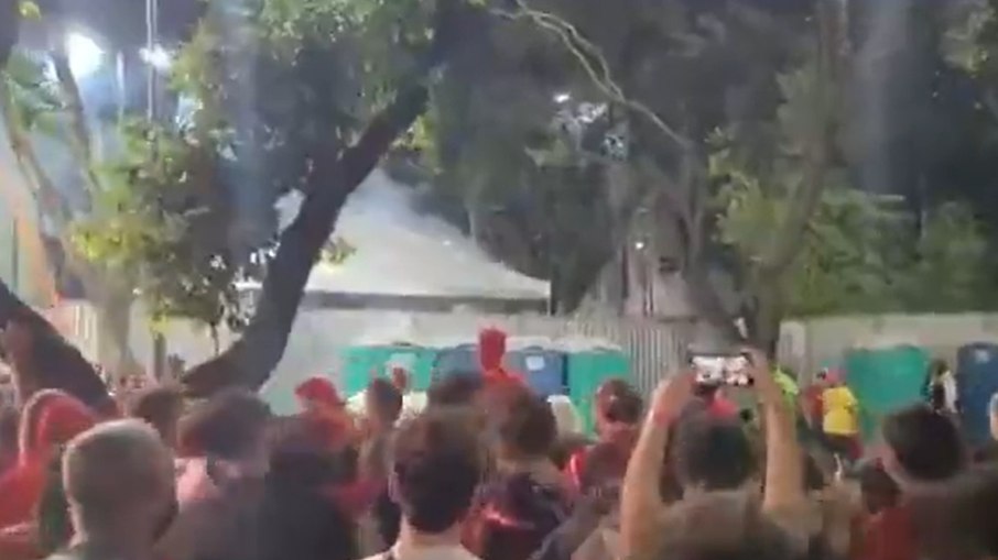 Momento em que bomba com fezes explode em evento de Lula