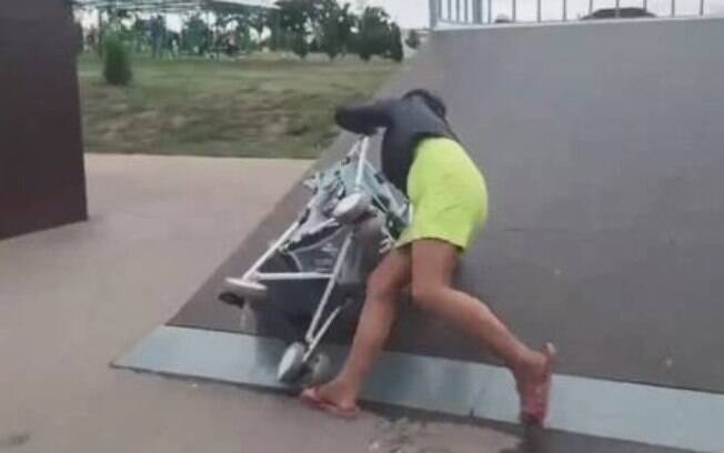 Mãe cai com bebê em rampa de skate na Rússia