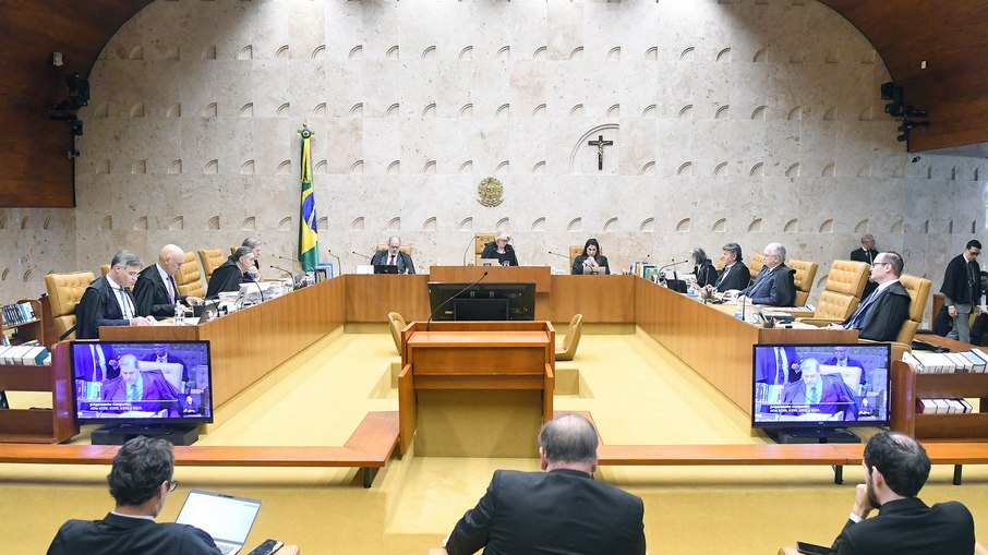 Ministros durante a sessão plenária do STF