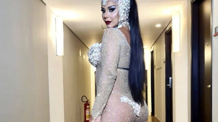 Gr&aacute;vida, Vivi Ara&uacute;jo se prepara para o carnaval