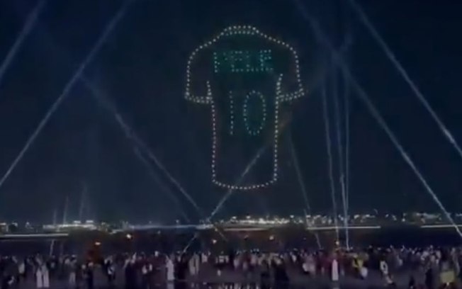 Internado em São Paulo, Pelé recebe homenagem de fãs com drones no Qatar