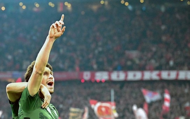 Nicolas Kuhn esteve entre os artilheiros do Celtic, que conquistou seu quarto título consecutivo da Premiership Escocesa em uma goleada por 5 a 0 sobre o Dundee United Nicolas Kuhn esteve entre os artilheiros do Celtic, que conquistou seu quarto título consecutivo da Premiership Escocesa em uma goleada por 5 a 0 sobre o Dundee United