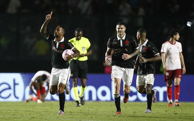 Alex Teixeira celebra o gol sobre o Internacional, no segundo tempo da partida em São Januário