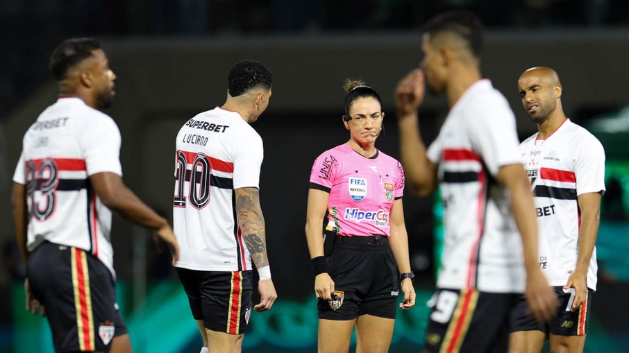Daiane Muniz foi a árbitra de Palmeiras x São Paulo na semifinal do Paulistão Daiane Muniz foi a árbitra de Palmeiras x São Paulo na semifinal do Paulistão