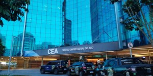 Homem morre em centro empresarial de SP após ficar pendurado