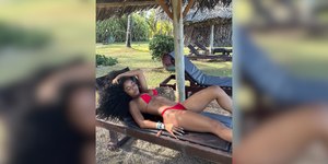 De biquíni, Lorena Maria aproveita o verão e relaxa em praia