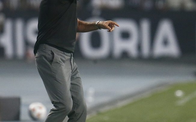 Artur Jorge fala sobre demora no VAR e boa fase de Óscar Romero com a camisa do Botafogo.