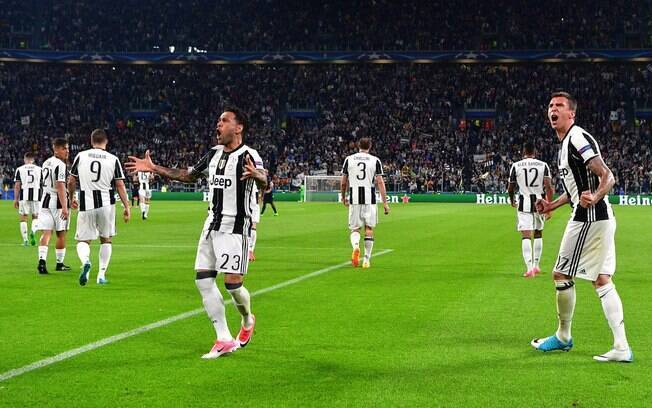 Daniel Alves e Madzukic, autores dos gols da  Juventus, comemoram com os torcedores