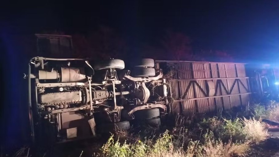 Ônibus capota e deixa ao menos sete mortos no Ceará