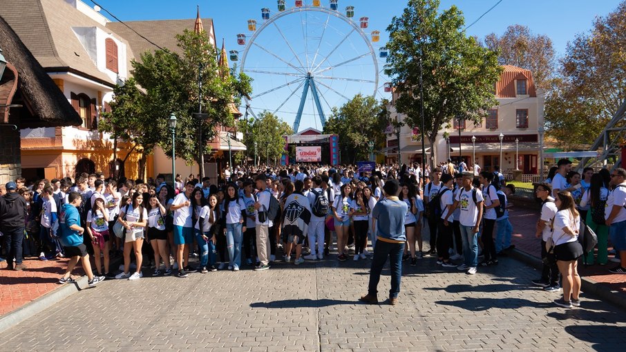 Alunos de diferentes idades vão ao Hopi Hari para aprender física, biologia e outras matérias