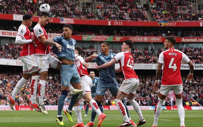 Saliba (segundo à esquerda) sobe e tira a bola da defesa do Arsenal. Mas, no fim, o Aston Villa, fora de casa, leva a melhor. Adeus liderança para os Gunners