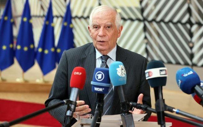 O chefe da diplomacia da UE, Josep Borrell, faz uma declaração à imprensa antes de uma reunião do Conselho das Relações Exteriores (FAC), na sede da UE em Bruxelas O chefe da diplomacia da UE, Josep Borrell, faz uma declaração à imprensa antes de uma reunião do Conselho das Relações Exteriores (FAC), na sede da UE em Bruxelas