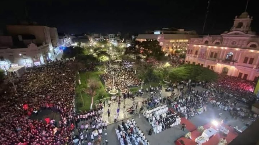 Praça da catedral de Chiclayo lotada de fiéis que celebram a nomeação do Papa Leão XIV Praça da catedral de Chiclayo lotada de fiéis que celebram a nomeação do Papa Leão XIV