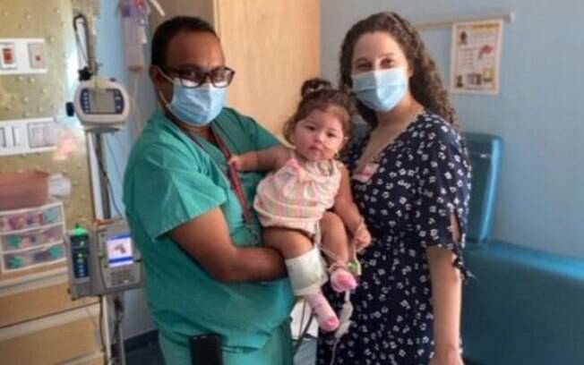 Os médicos Raghav Murthy e Lauren Glass lideraram a equipe responsável por cuidar do bebê no hospital infantil Kravis, parte da rede Mount Sinai