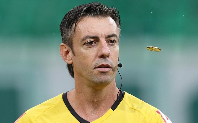 Raphael Claus será o árbitro de Vasco e Fluminense pela 23ª rodada do Brasileirão