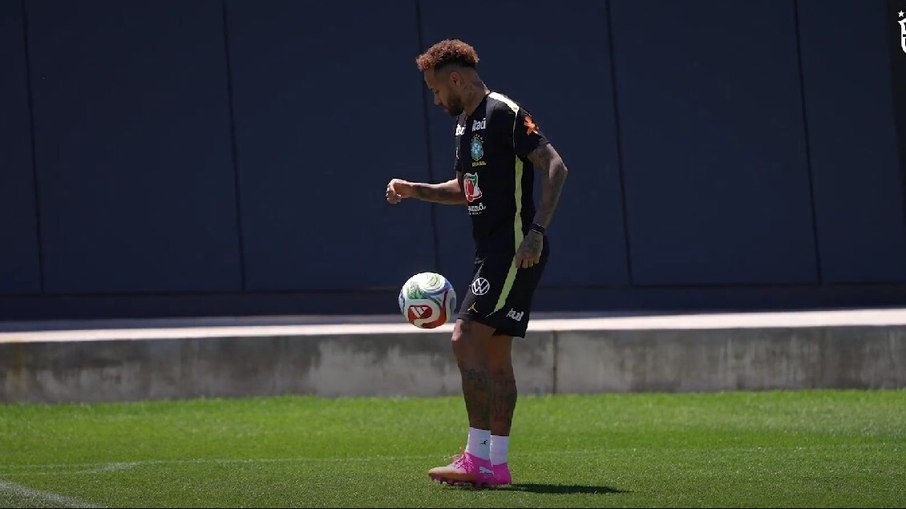 Neymar retomou os treinamentos nesta semana