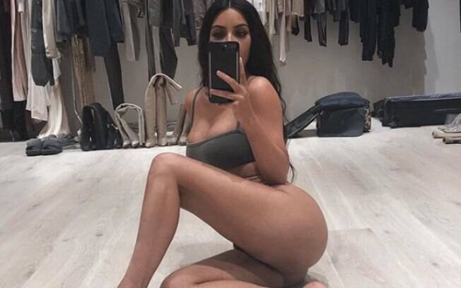 Kim Kardashian ousa mais uma vez em clique sentada no seu closet