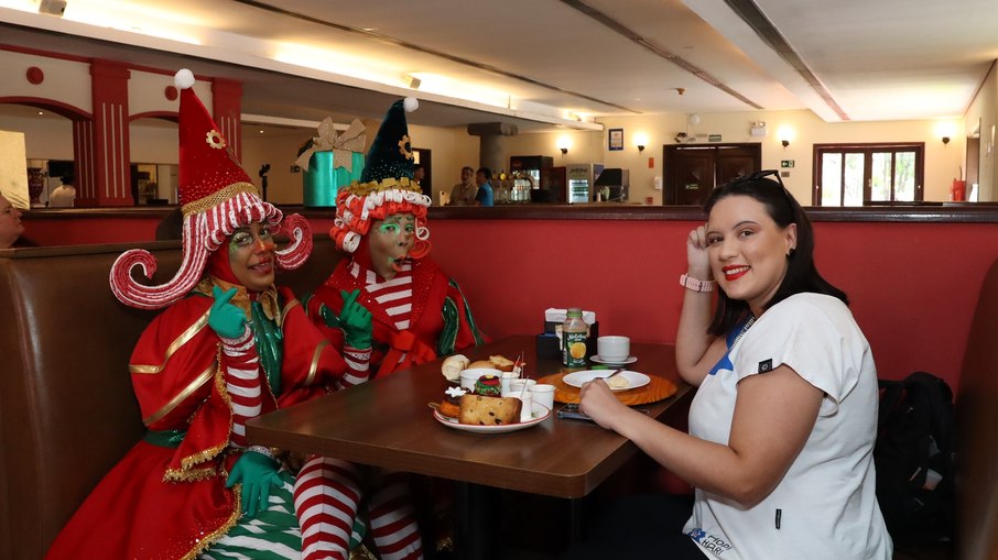 Personagens do Natal Mágiko e Clary Silva durante Manhã Encantada Personagens do Natal Mágiko e Clary Silva durante Manhã Encantada