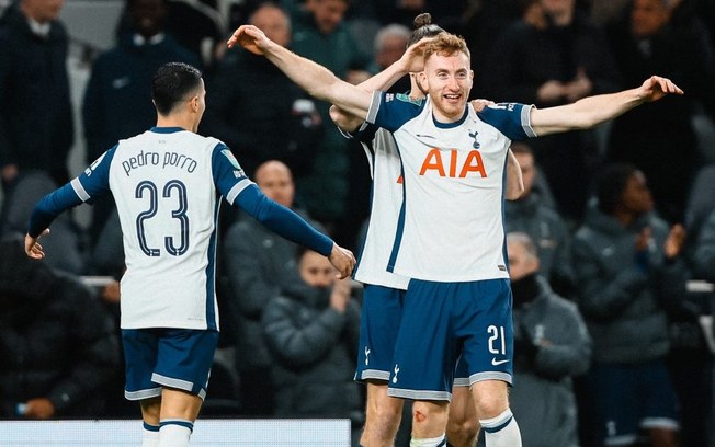 Com falhas graves e gol olímpico, Tottenham elimina United na EFL Cup