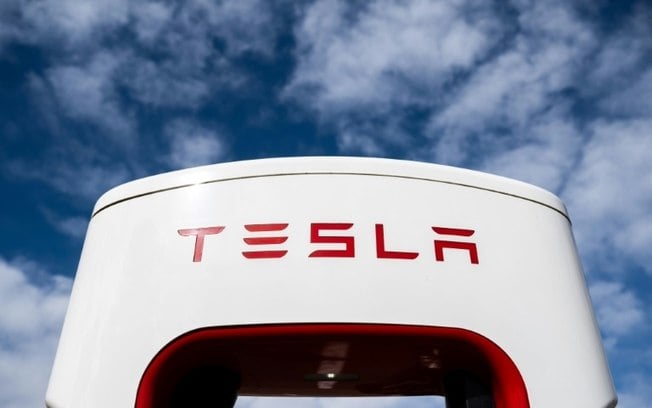 Um ponto de carga para veículos elétricos da Tesla na Virgínia, 13 de fevereiro de 2023