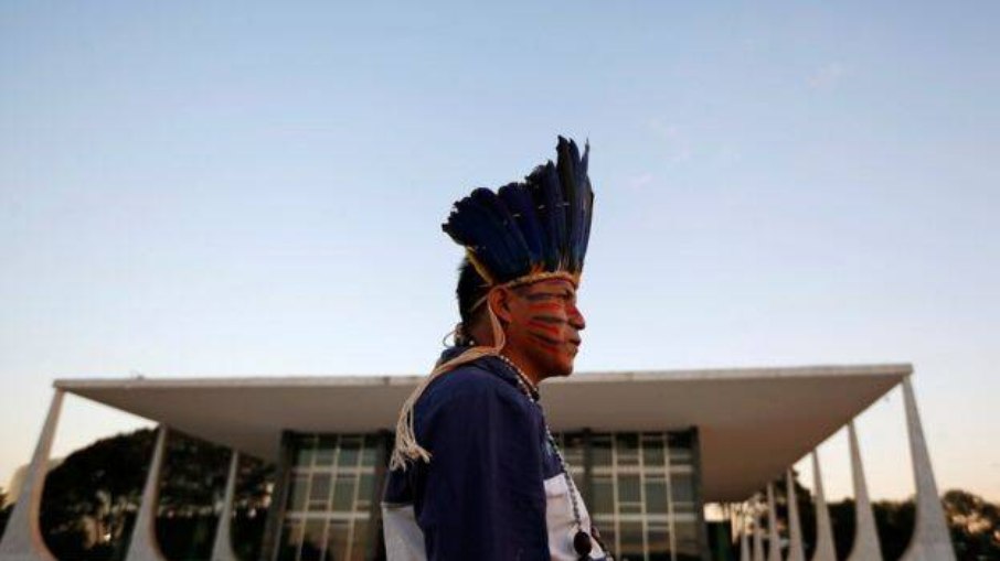 Índio do povo guarani kaiowa em frente ao prédio do STF