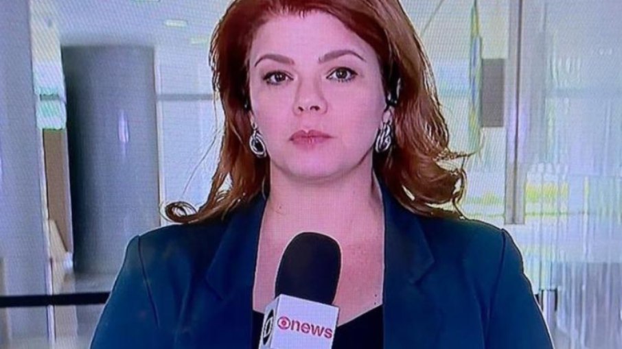 Repórter da Globo solta palavrão ao vivo e colega repreende