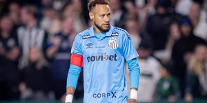 Lateral do Vasco xinga e aponta deslealdade de Neymar: "Maldoso"