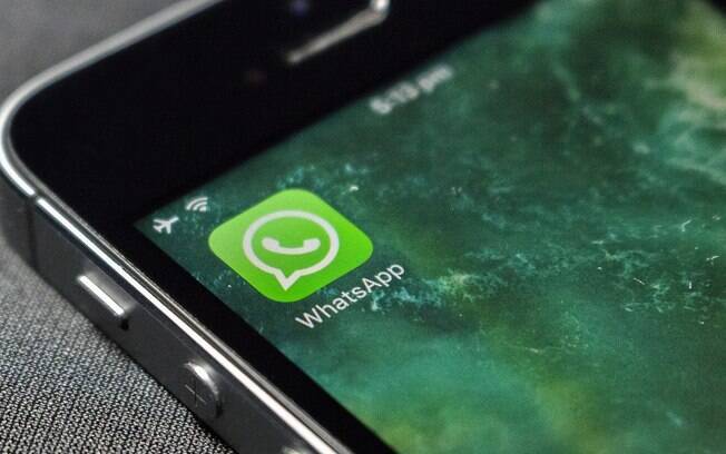 Em muitas ocasiões, mensagens pedem que vítima compartilhe mensagem com grupo de contatos do WhatsApp
